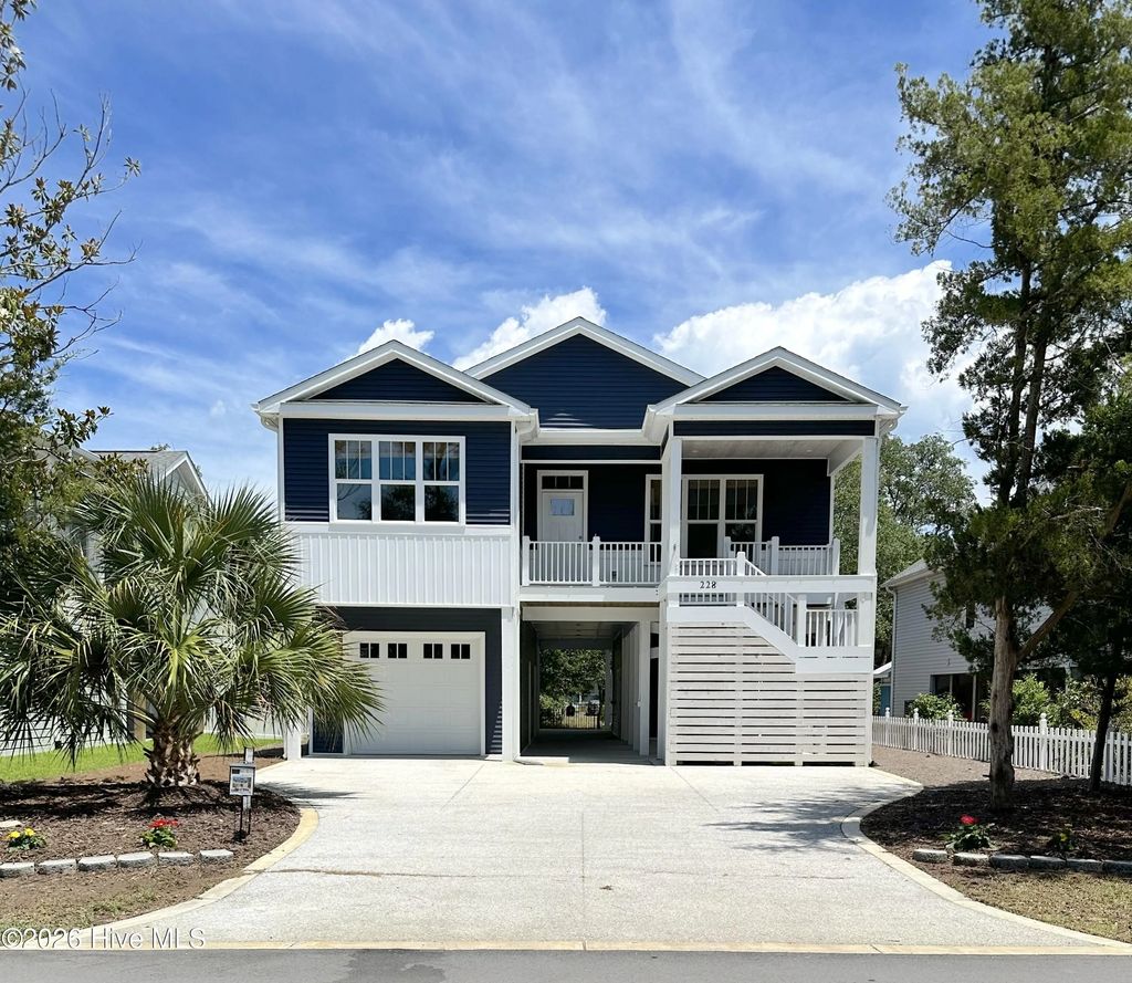 228 Ne 38th Street, Oak Island