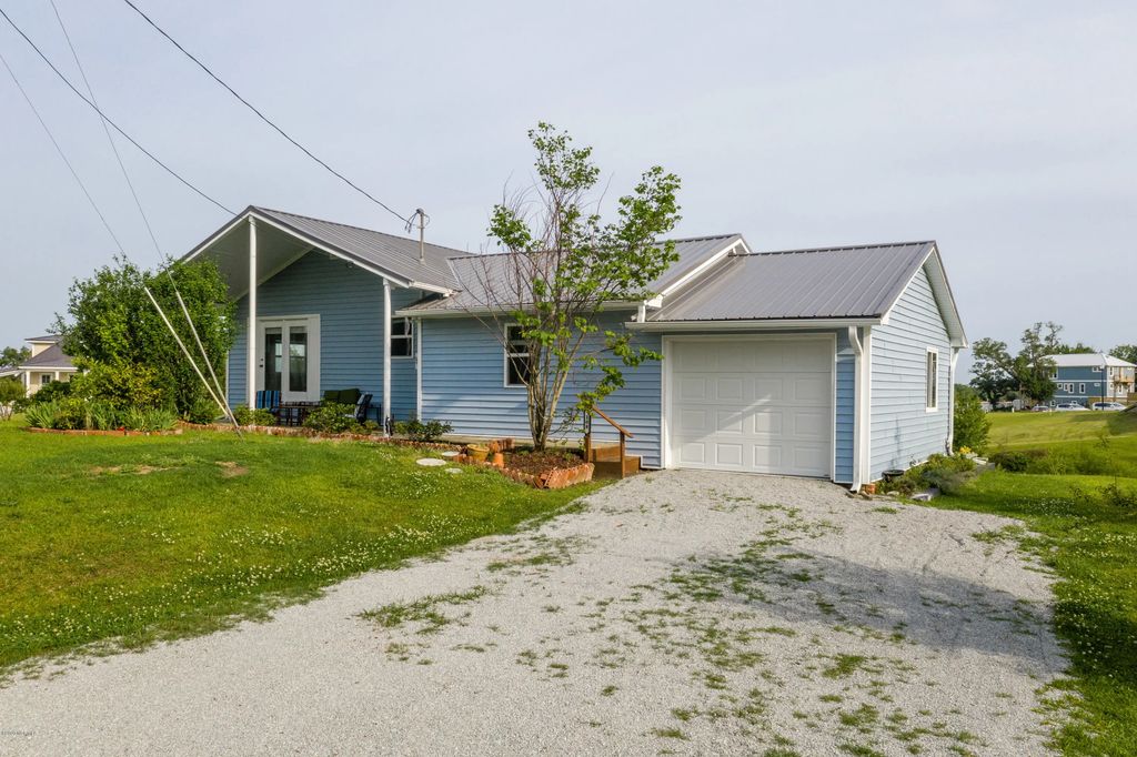 108 Hawkins Creek Lane, Swansboro