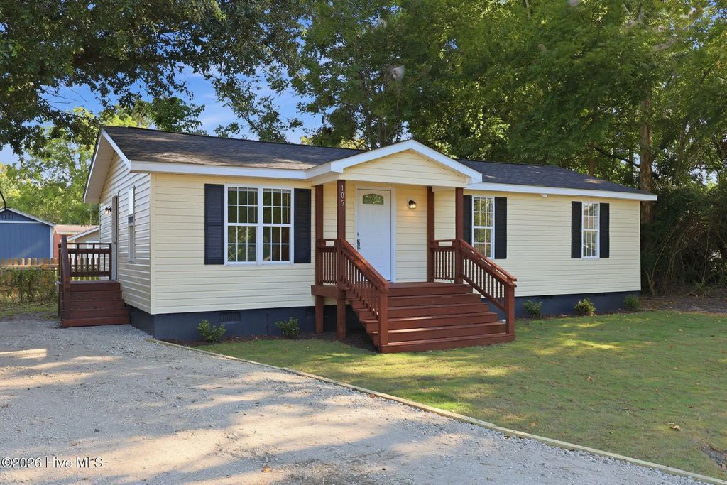 105 W Wallace Street, Burgaw