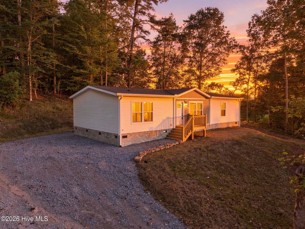 329 Loganberry Lane, Hayesville