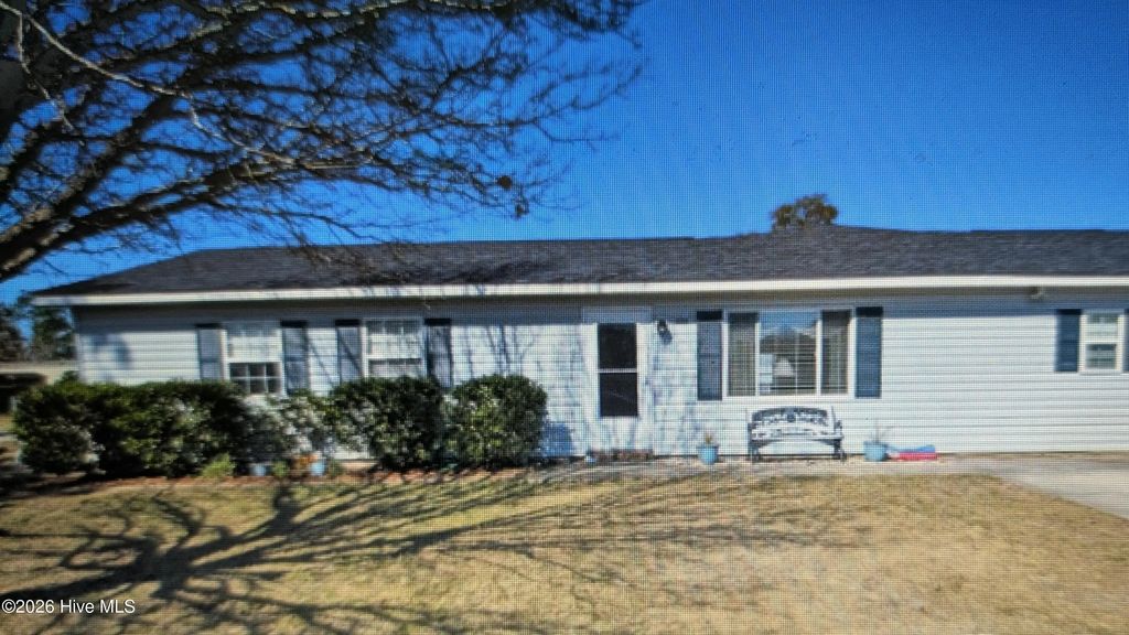 121 Bayberry Road, Newport