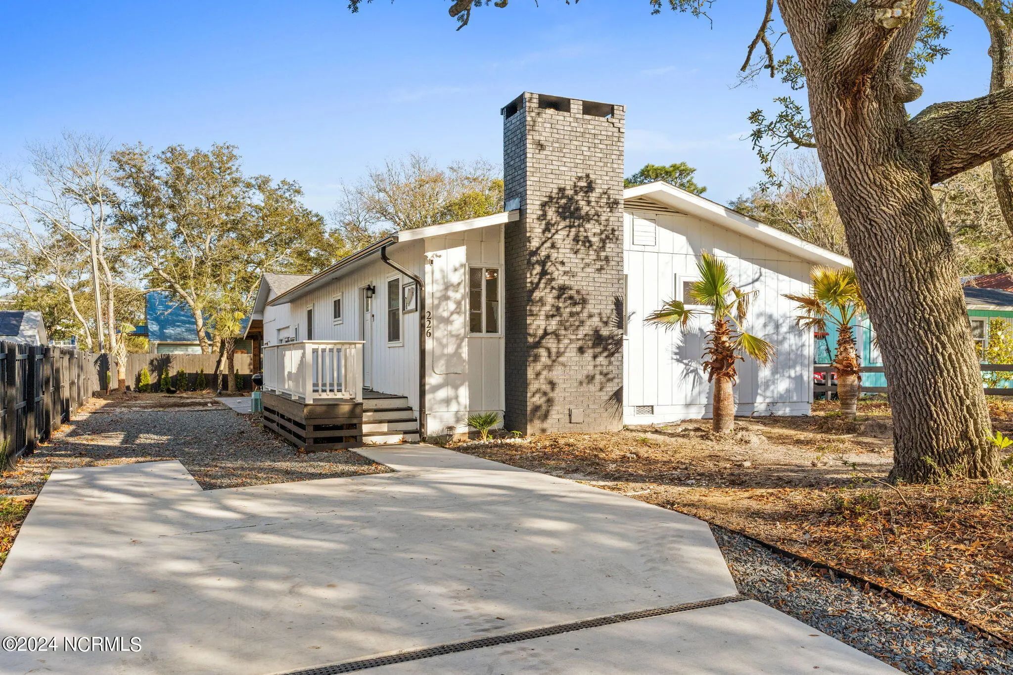 226 Ne 48th Street, Oak Island