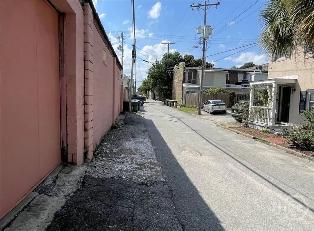 505 E Perry Lane, Savannah