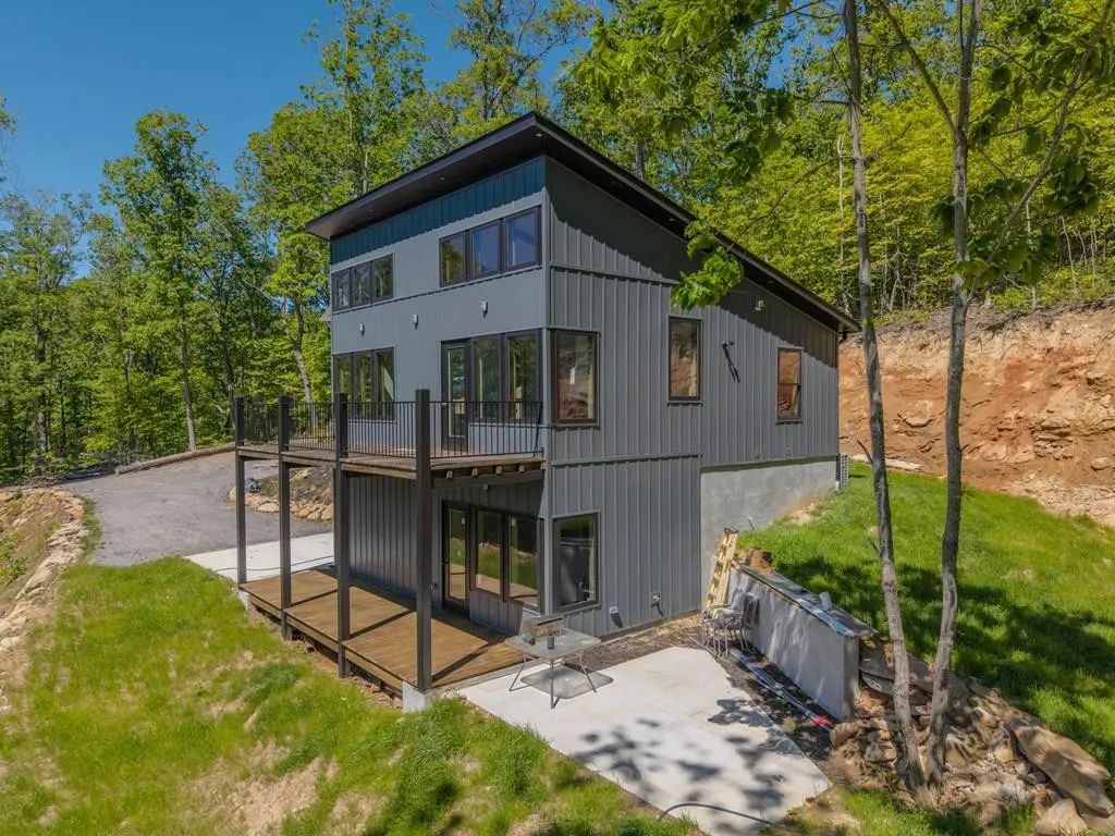 58 Mutt Ridge, Hot House