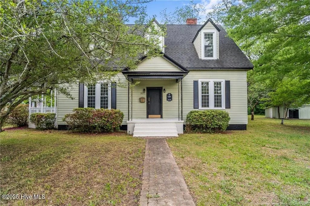 301 W Central Street, Maxton