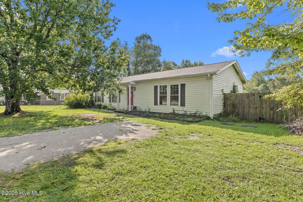 651 Queens Creek Road, Hubert