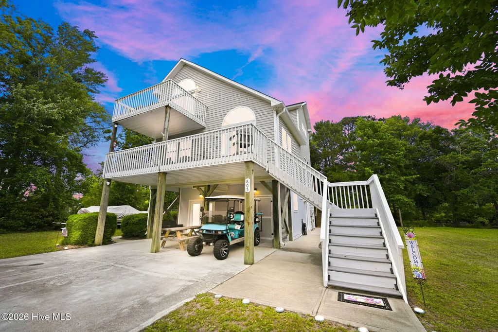 805 Driftwood Drive, Hampstead