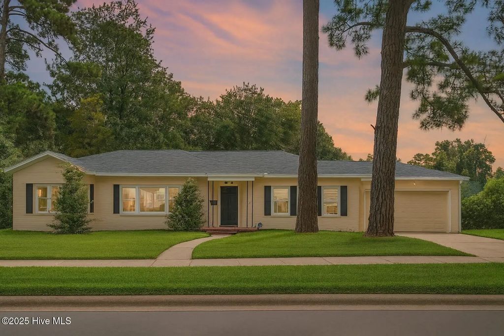 827 Colonial Drive, Wilmington