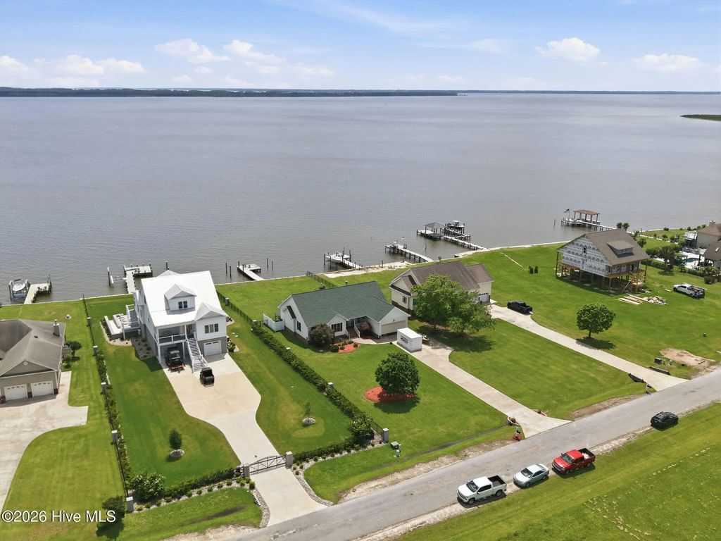 110 E Dowry Creek, Belhaven