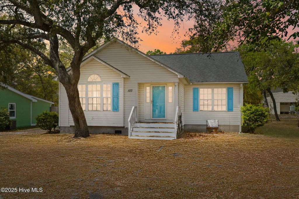 103 Ne 5th Street, Oak Island