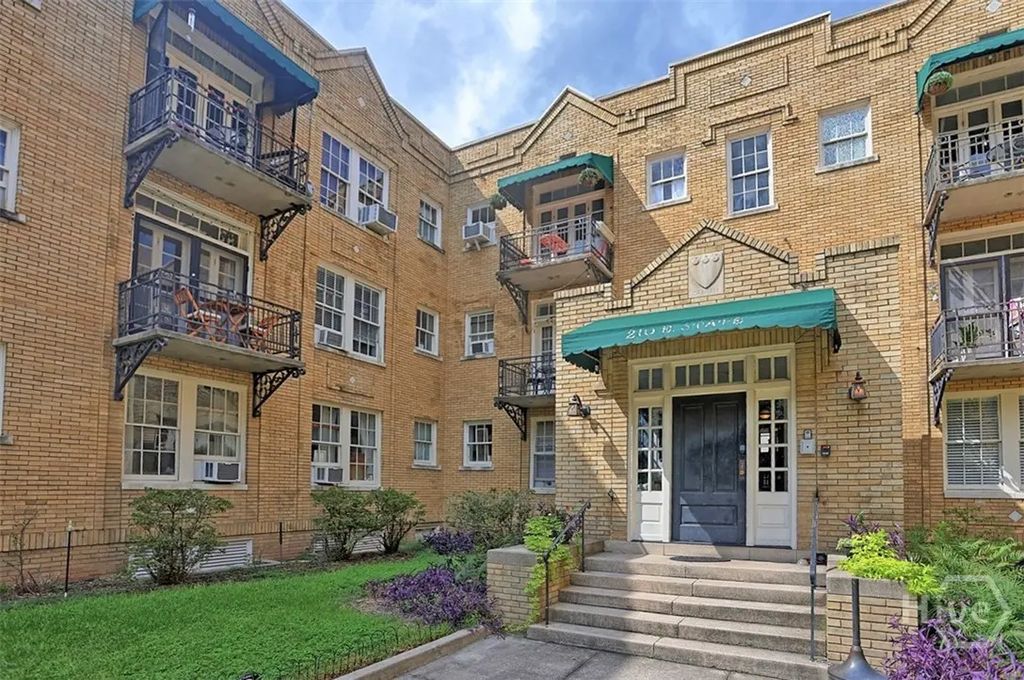 210 E State Street 16, Savannah