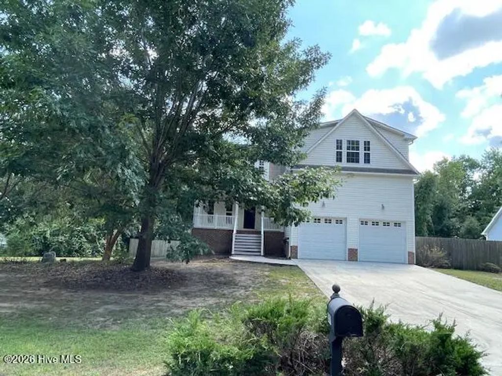 305 Hickory Lane, Hampstead