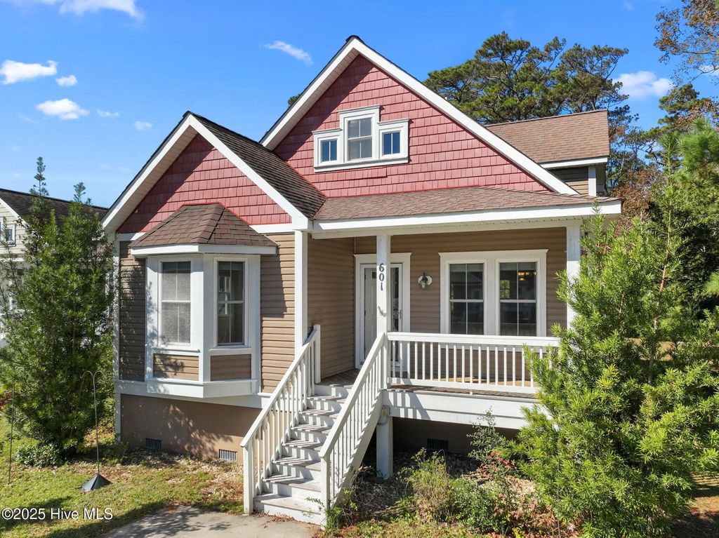 601 Viccars Lane, Manteo