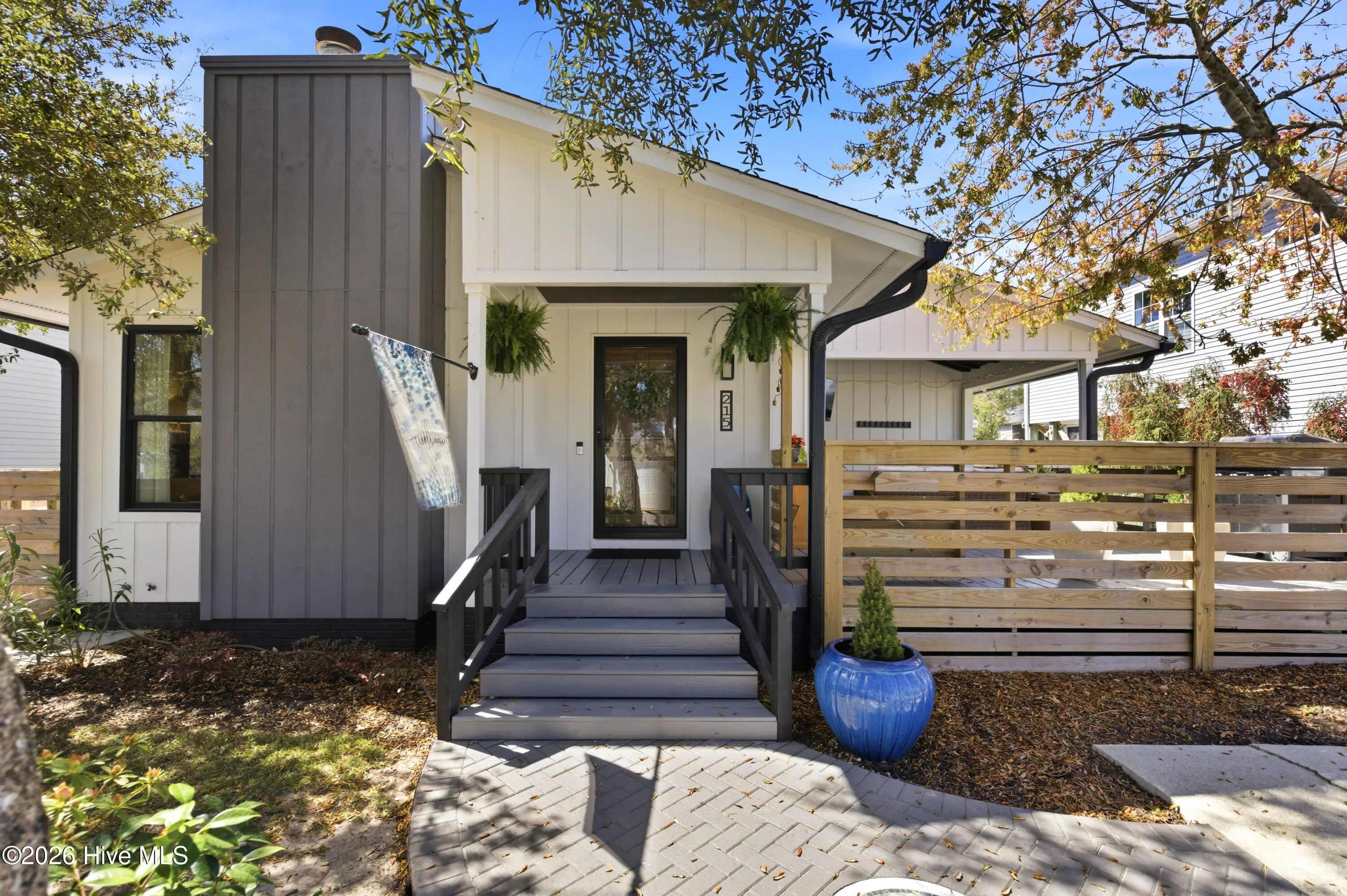 215 Ne 52nd Street, Oak Island