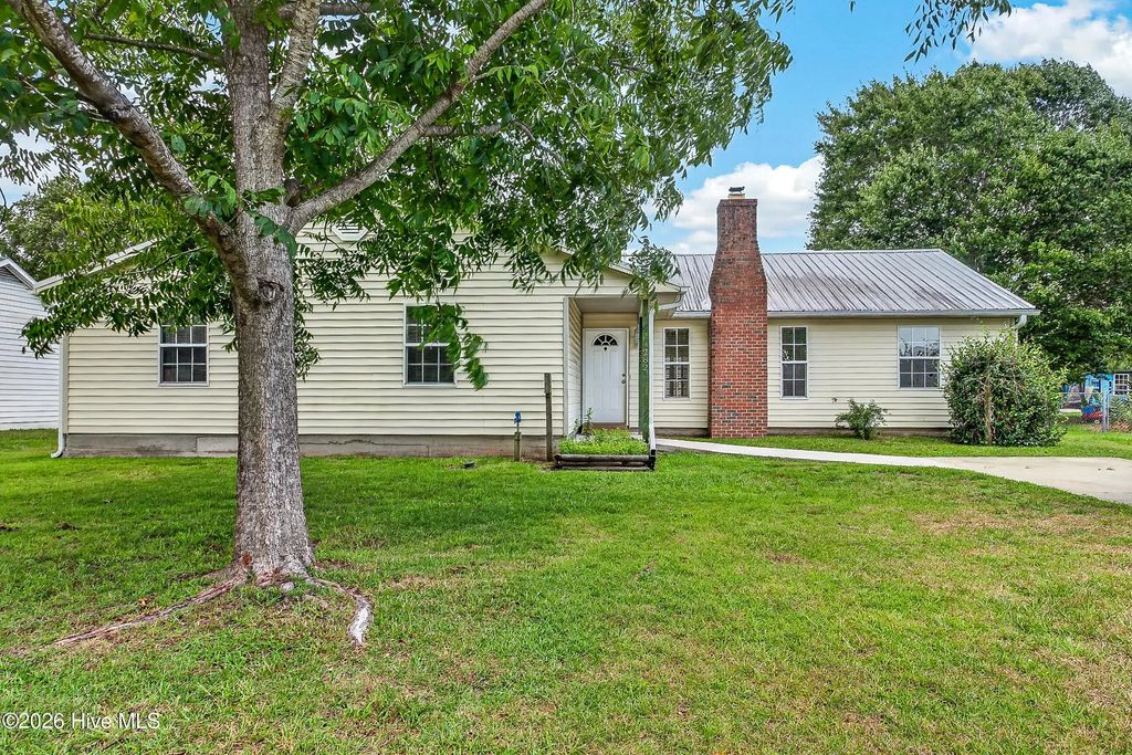 282 Riggs Road, Hubert