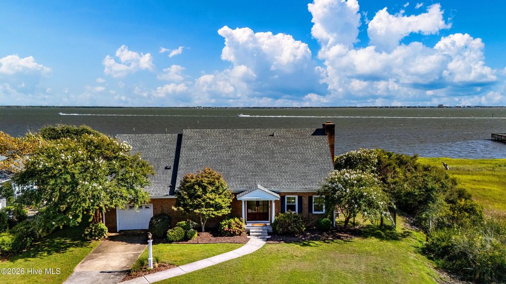 323 Brook Lane, Newport