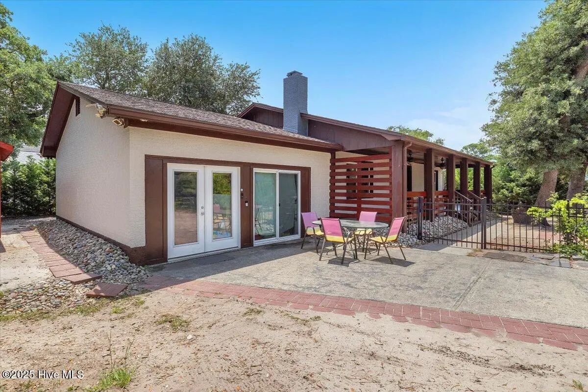 4407 E Oak Island Drive, Oak Island