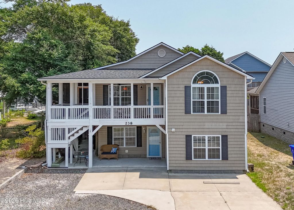 238 Ne 35th Street, Oak Island