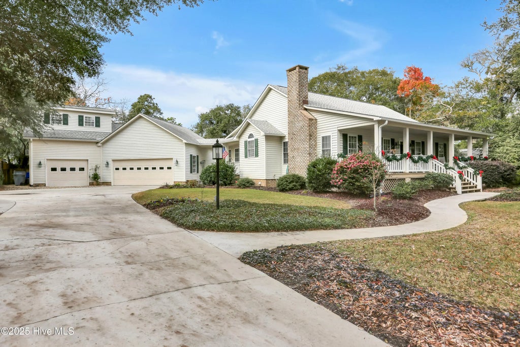 221 Mcglamery Street, Oak Island