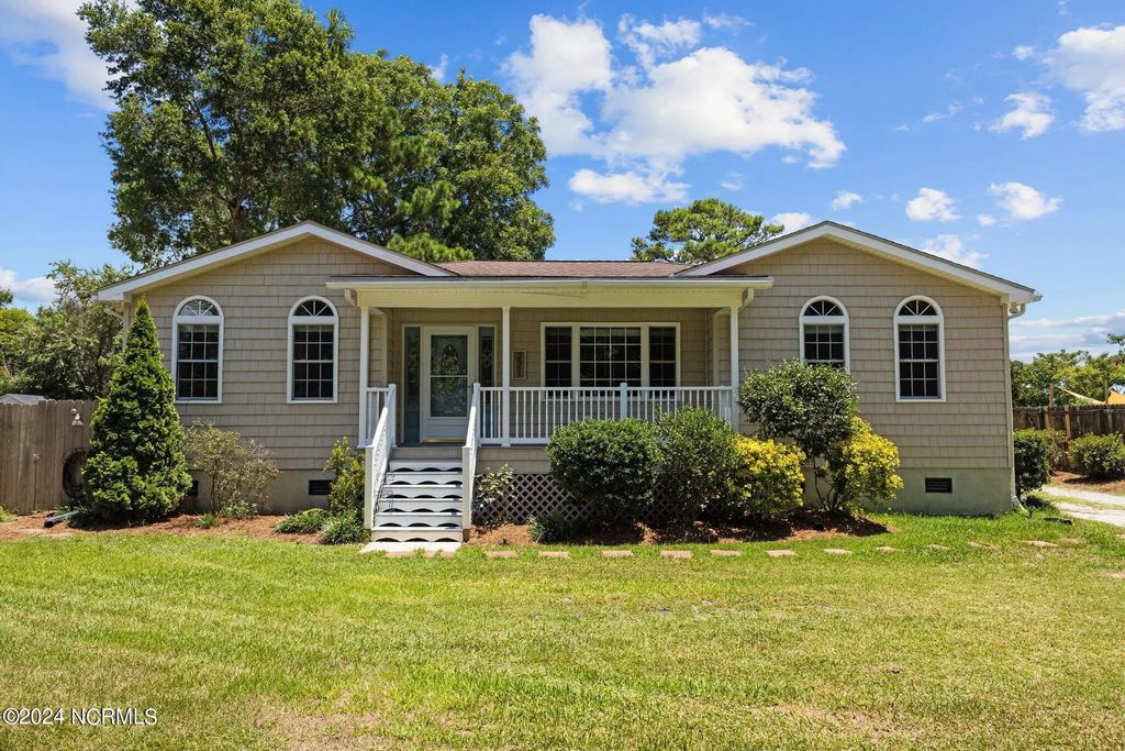 221 Salty Shores Road, Newport
