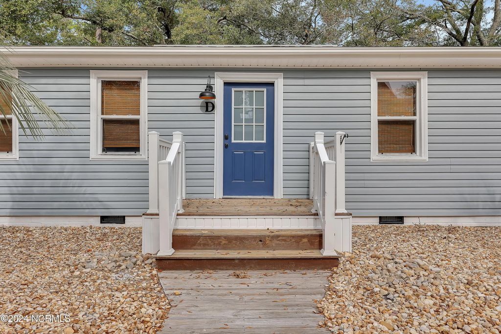 111 Ne 19th Street D, Oak Island