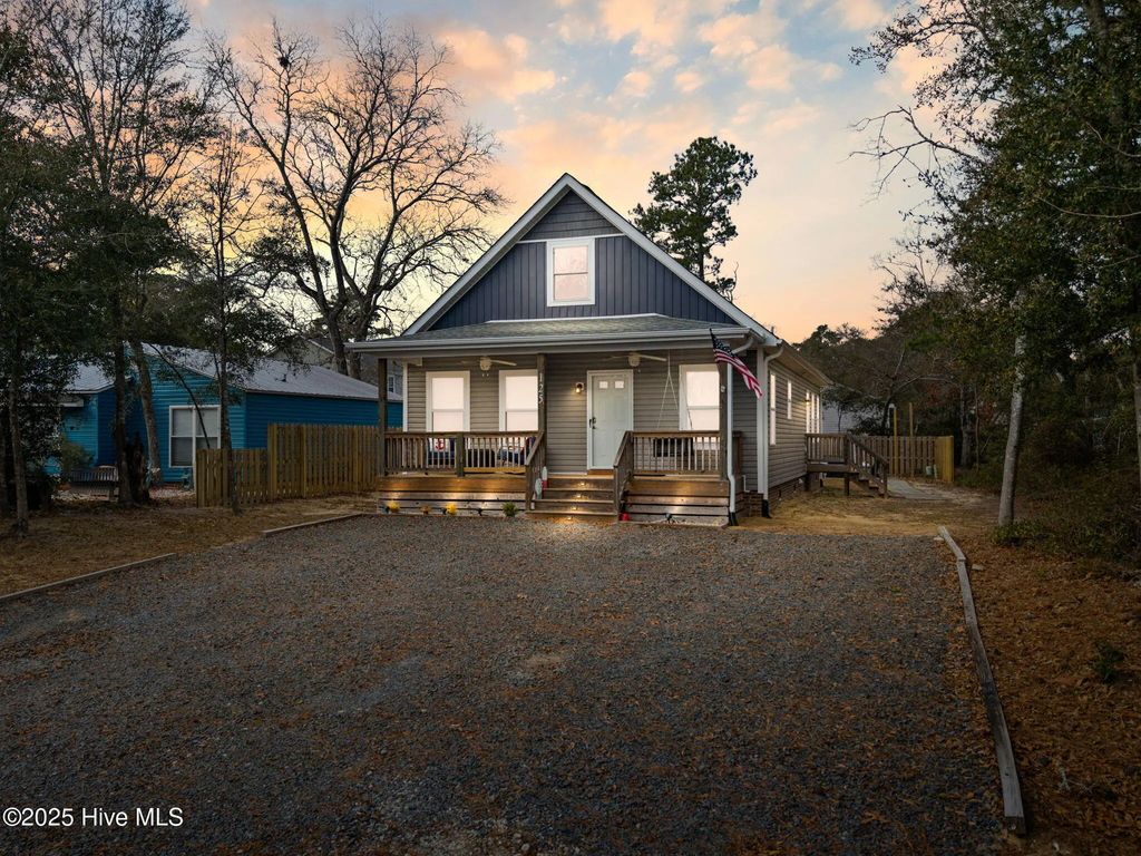 125 Nw 15th Street, Oak Island