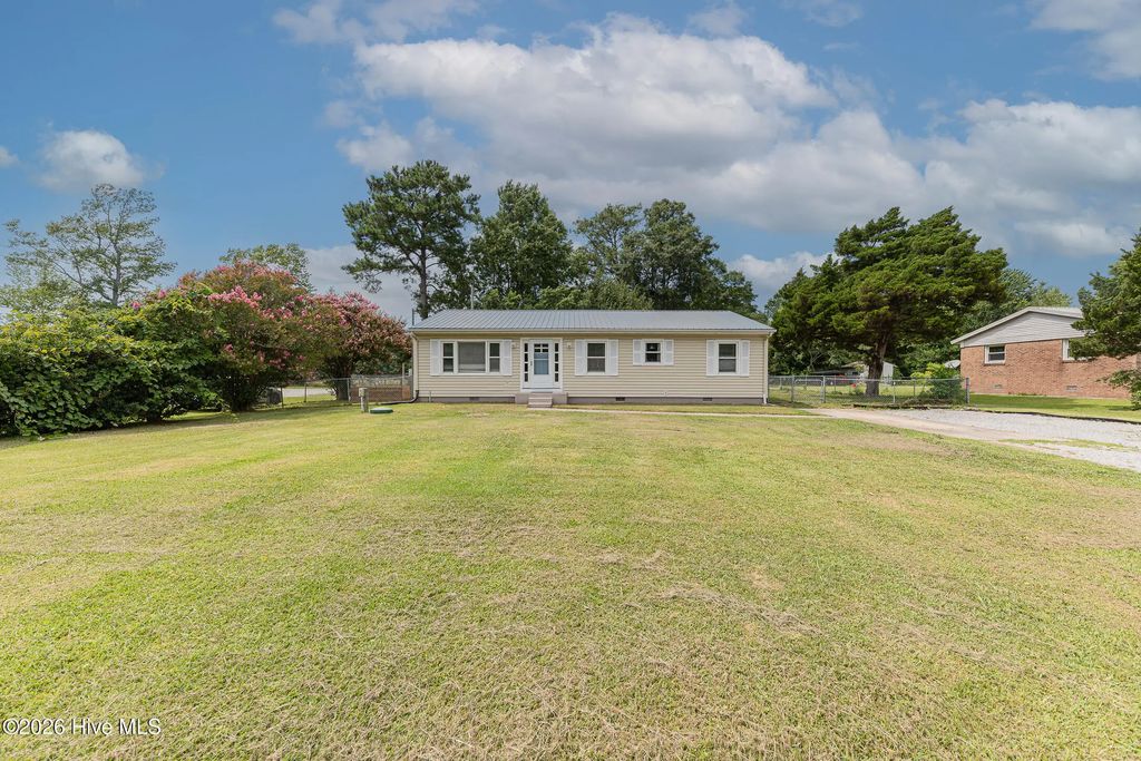 670 Queens Creek Road, Hubert