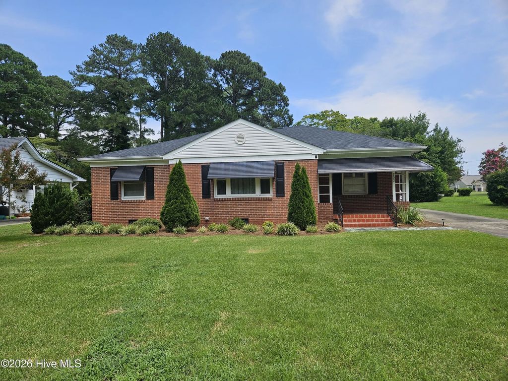 702 Stewart Avenue, Clinton