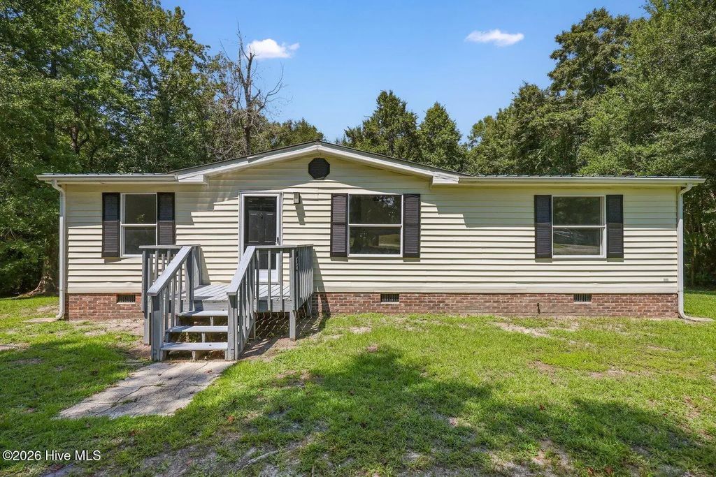 410 Pond View Circle, Hampstead