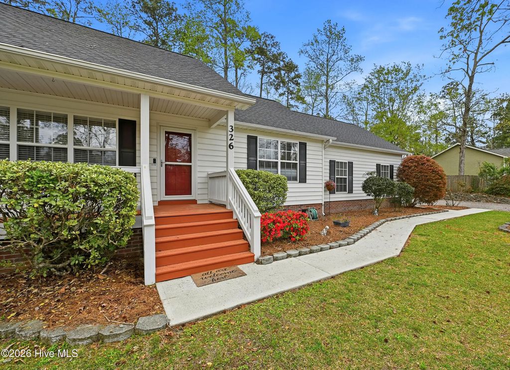 326 Knollwood Drive, Hampstead
