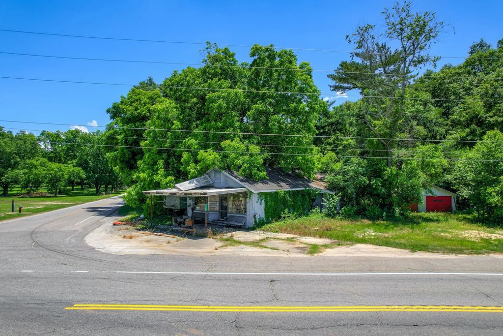 7880 Highway 23, Saluda