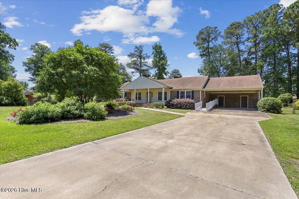 221 Pinewood Circle, Goldsboro