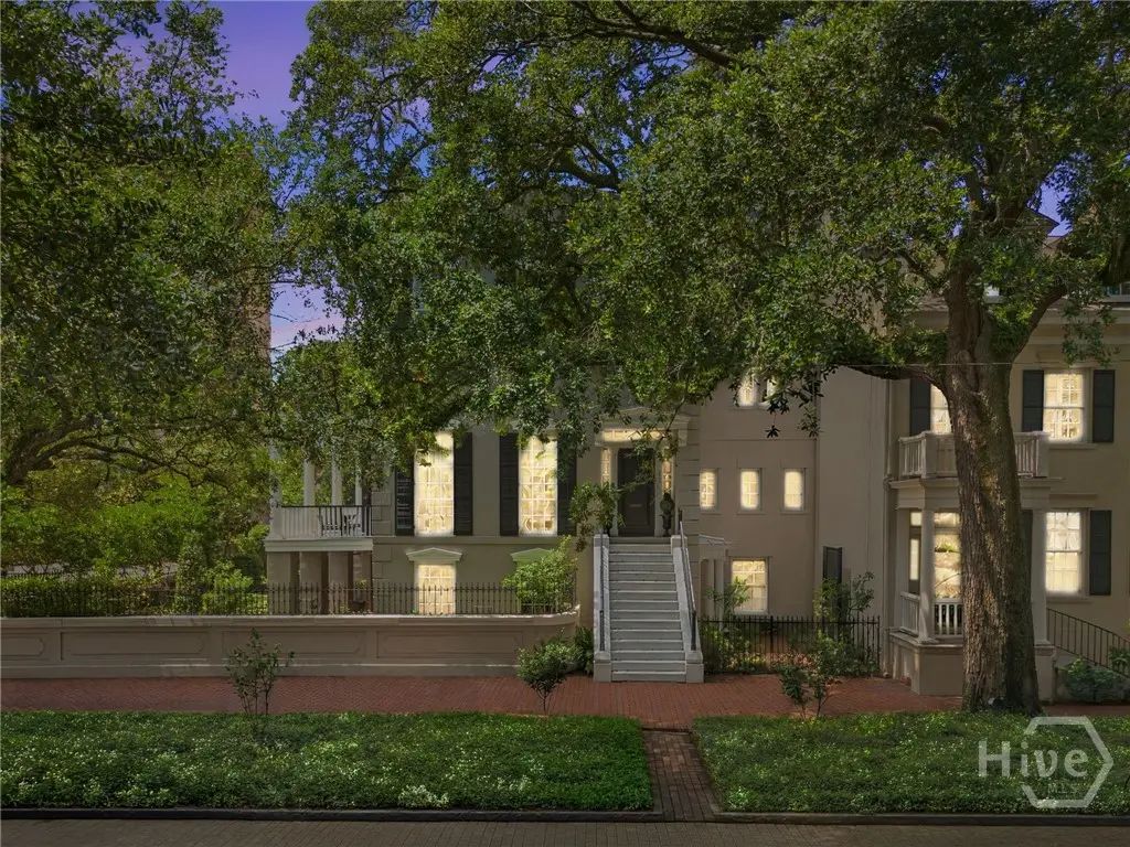 224 E Jones Lane Garden, Savannah