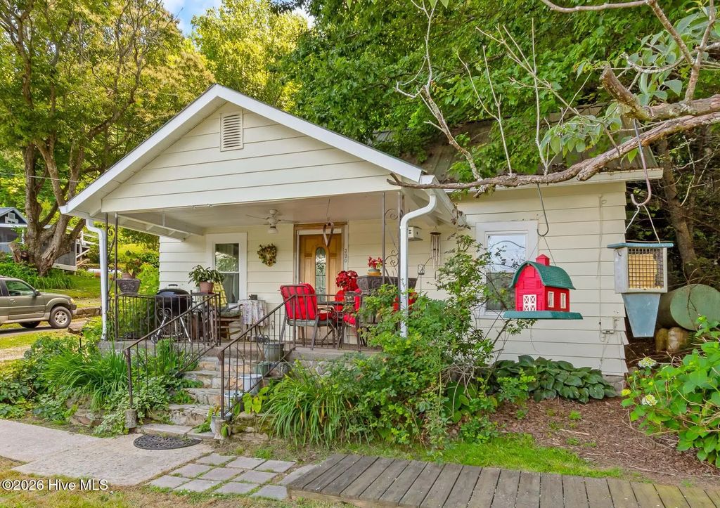 390 Aquone Road, Andrews