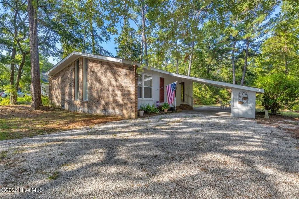 4 Lakeview Court, Carolina Shores