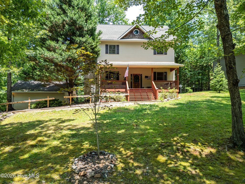 801 Village Road, Murphy