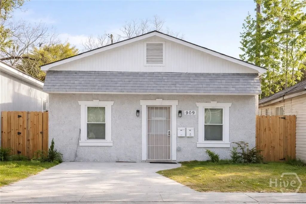 909 & 909 1/2 W 52nd Street, Savannah