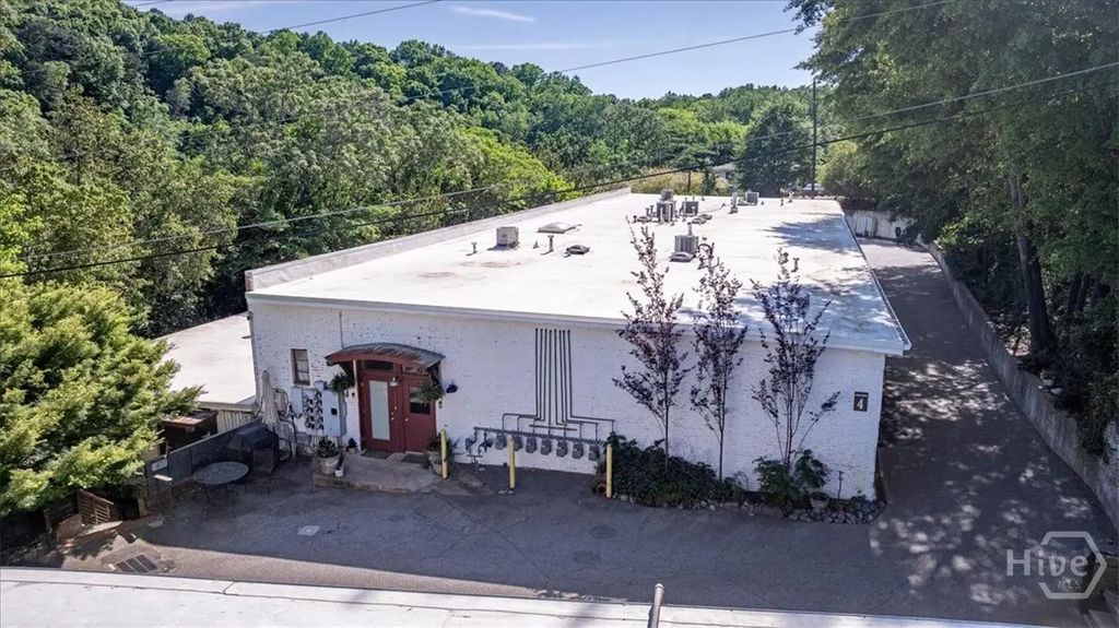 585 White Circle 402, Athens