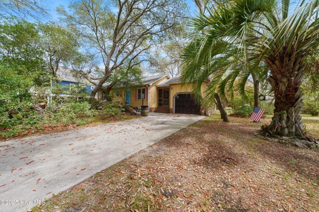 226 Ne 41st Street, Oak Island