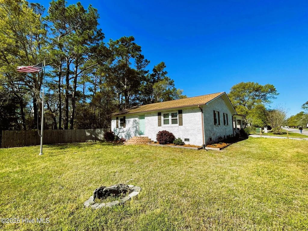 113 Ne 57th Street, Oak Island