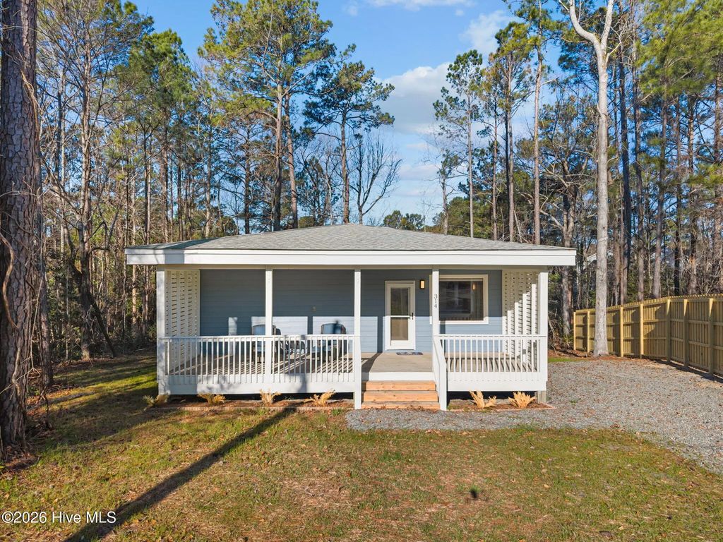 314 Pond View Court, Hampstead