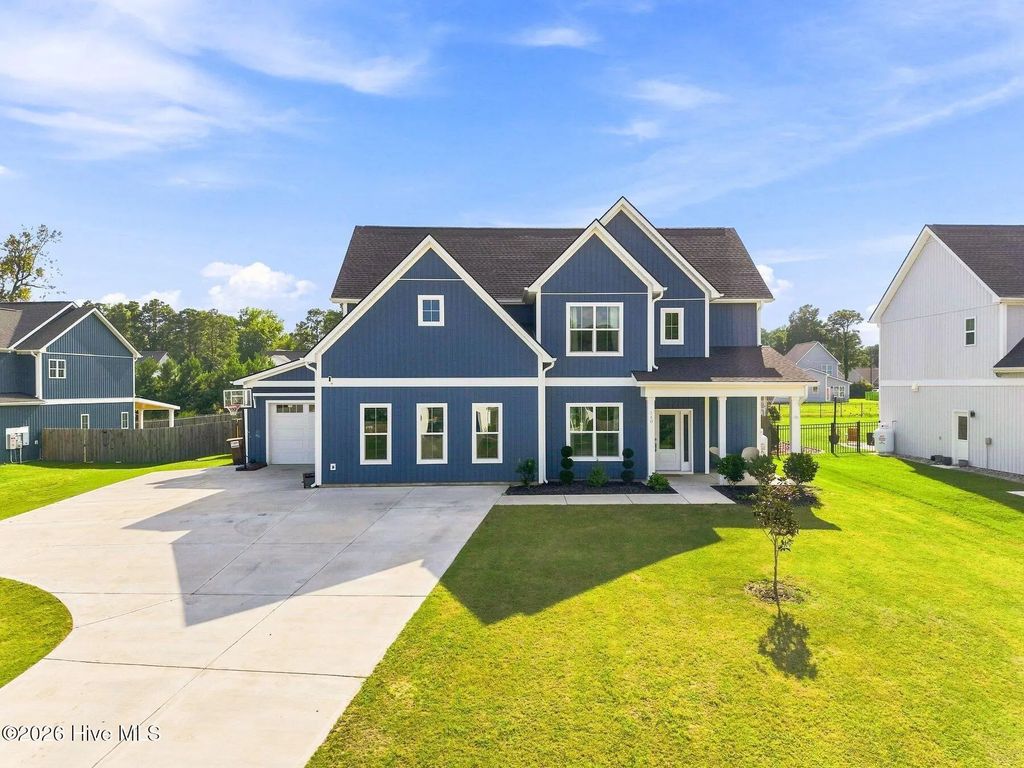 140 Tanglewood Court, Hampstead