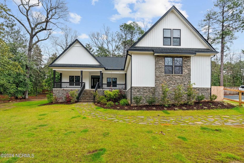 165 Riding Lane, Southern Pines