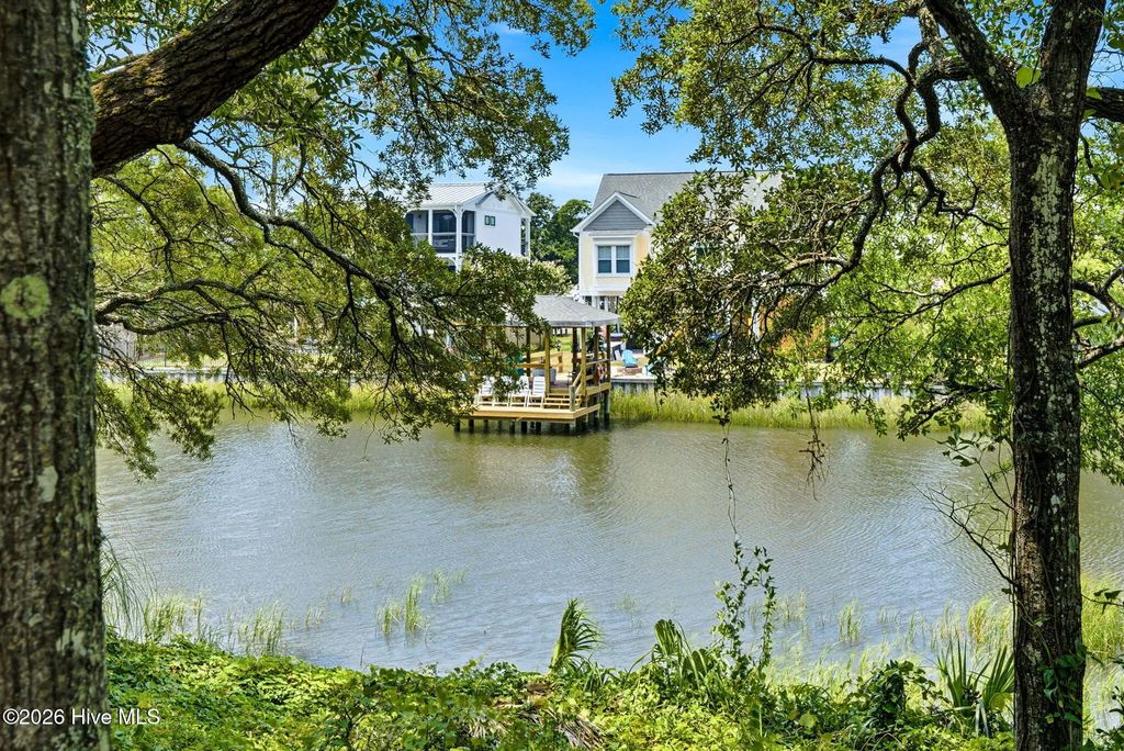 121 Sw 13th Street, Oak Island