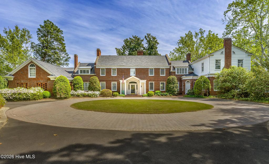 200 Hollycrest Drive, Pinehurst