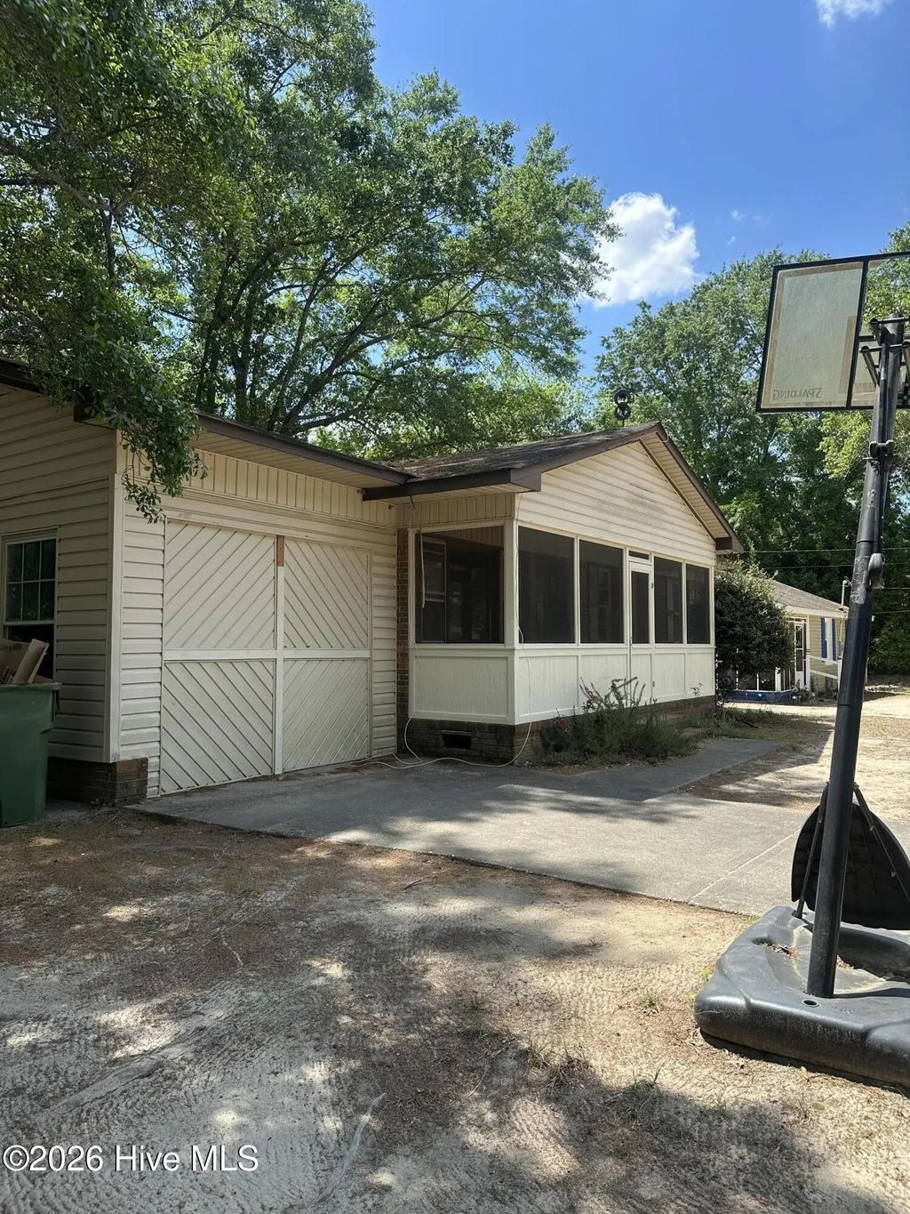 109 W Chestnut Street, Maxton