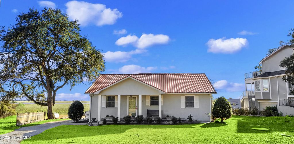 641 Shoreline Drive W, Sunset Beach