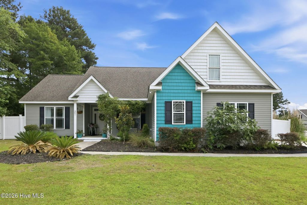 301 Big Pine Court, Hubert