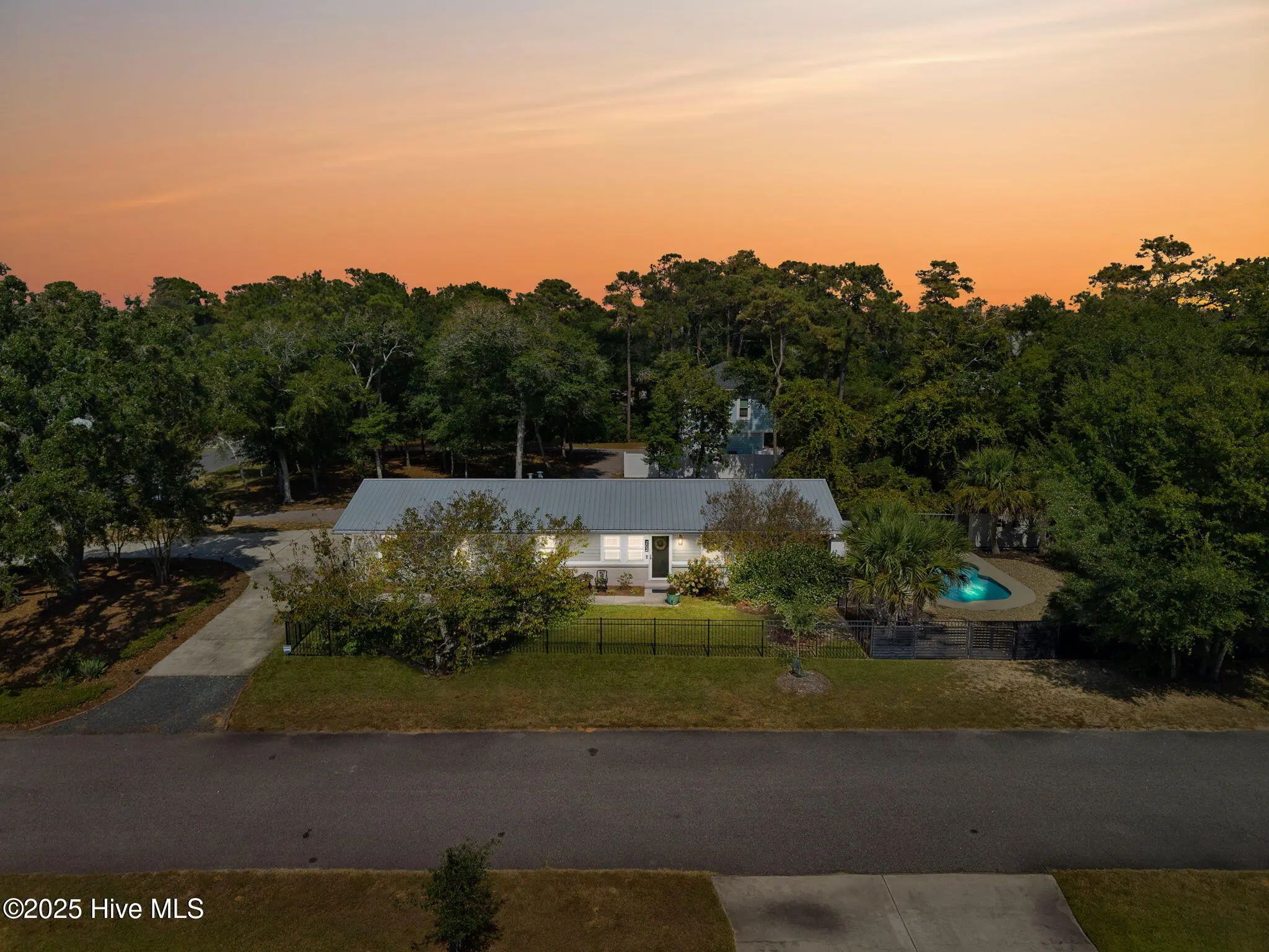 202 Ne 40th Street, Oak Island