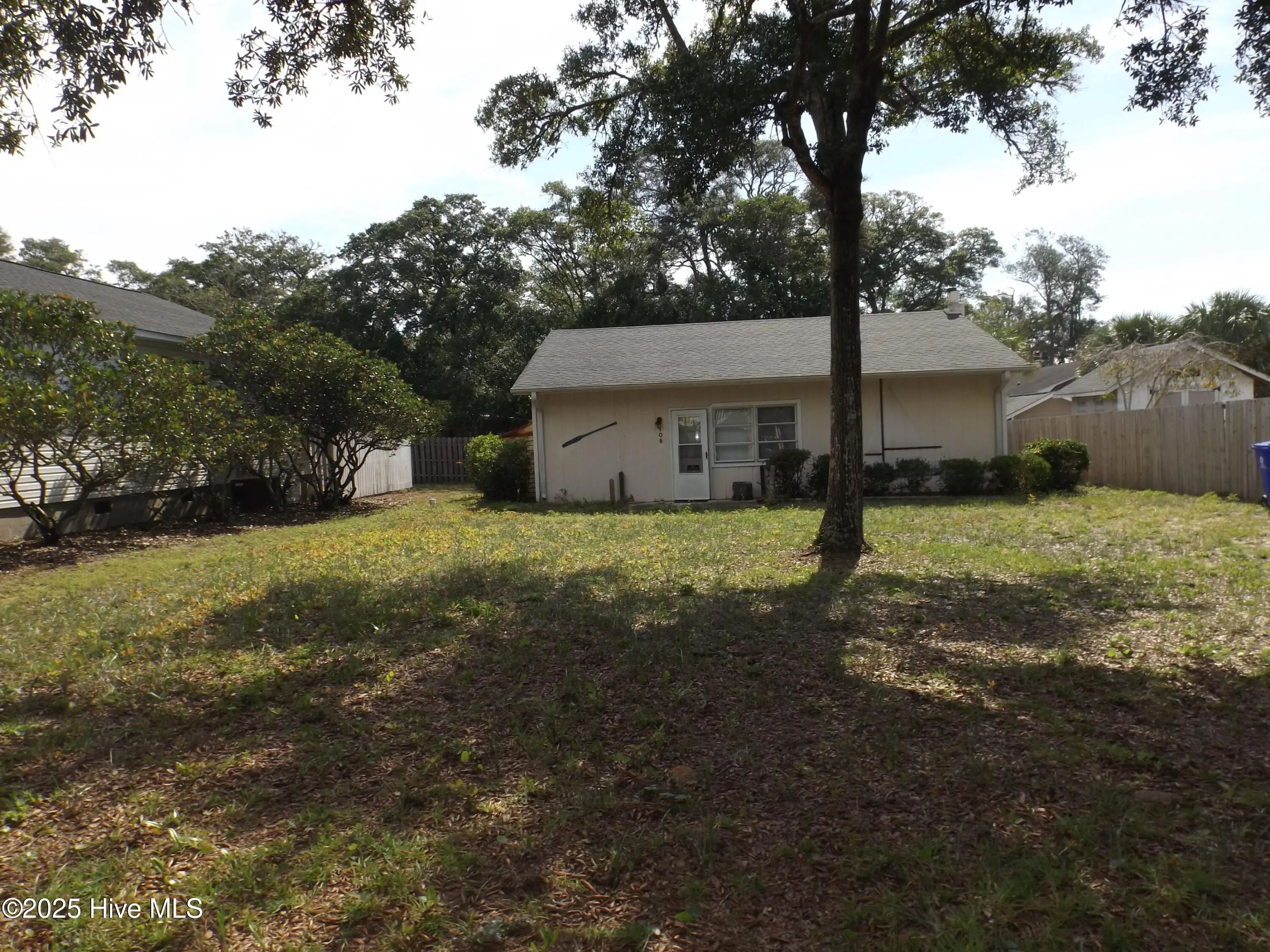 108 Ne 43rd Street, Oak Island